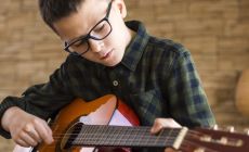 boy with glasses playing guitar, Niño con lentes tocando la guitarra